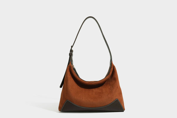 Lässig fallende Hobo-Schultertasche in warmem Braun mit dunkler Kontrastverzierung in Lederoptik, geschwungenem Reißverschluss und langem, detail