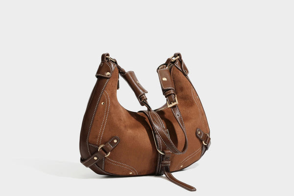 Halbmondförmige Schultertasche in camelbrauner Wildlederoptik mit weißen Kontrastnähten, goldfarbenen Beschlägen und