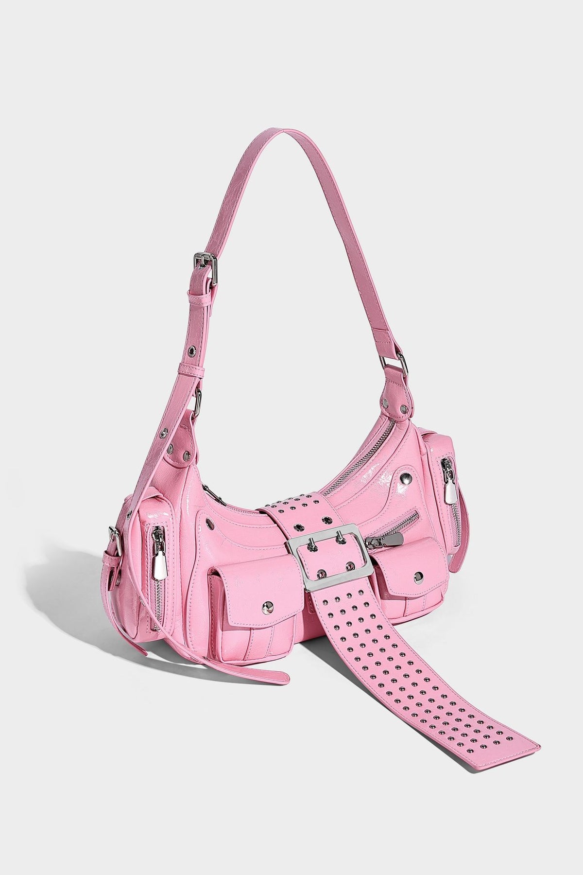 Halbmond-Schultertasche mit Nieten und Gürtelschnallen-Lasche, mehreren Vordertaschen und silberfarbenen Beschlägen, Detailansicht 16