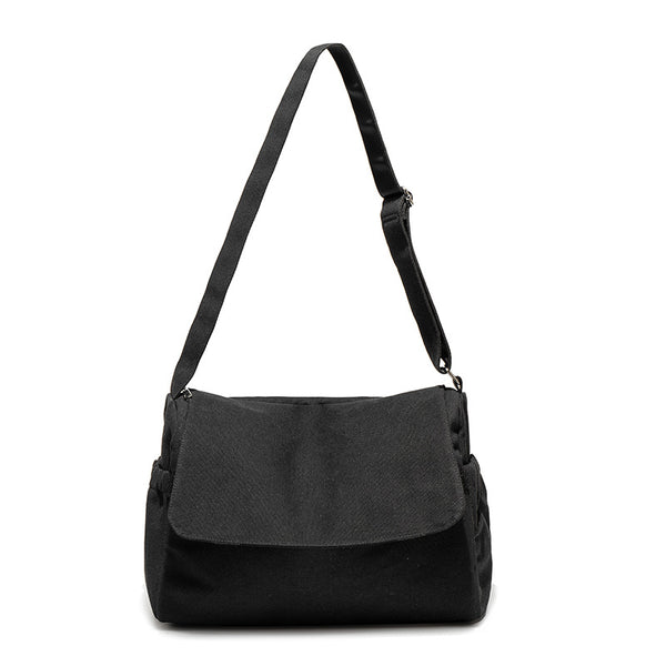 Große Messenger-Bag aus mattem schwarzem Canvas mit Frontklappe, Reißverschluss oben, elastischen Seitentaschen und verstellbarem silberfarbenem
