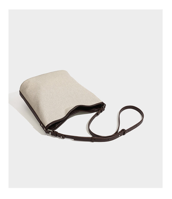 Cremefarbene Canvas-Schultertasche im Beuteltaschen-Stil mit dunkelbraunen Details in Lederoptik, geknotetem Riemen und befestigtem Mini-Etui, Detailansicht 15