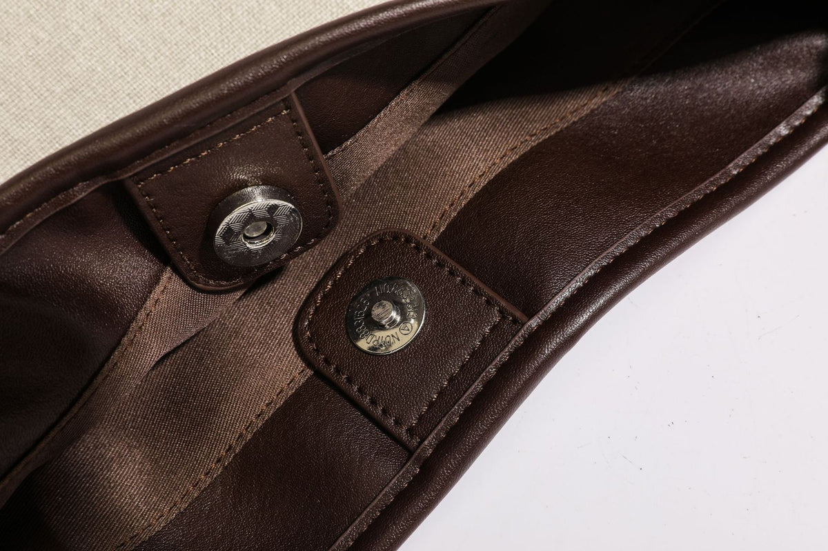 Oatfarbene Canvas-Schultertasche mit dunkelbraunem Besatz in Lederoptik, langem verstellbarem Riemen und angebrachter Mini-Tasche mit Überschlag, Detailansicht