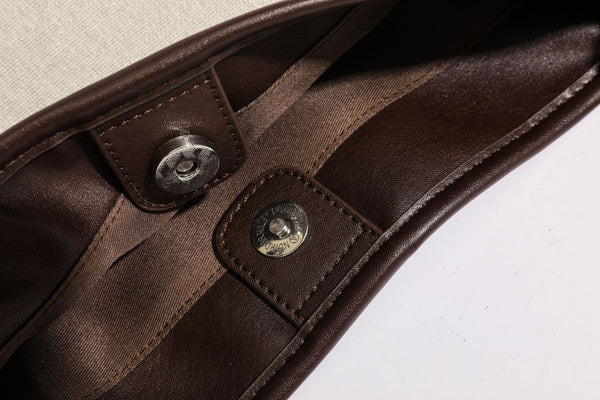 Oatfarbene Canvas-Schultertasche mit dunkelbraunem Besatz in Lederoptik, langem verstellbarem Riemen und angebrachter Mini-Tasche mit Überschlag, Detailansicht