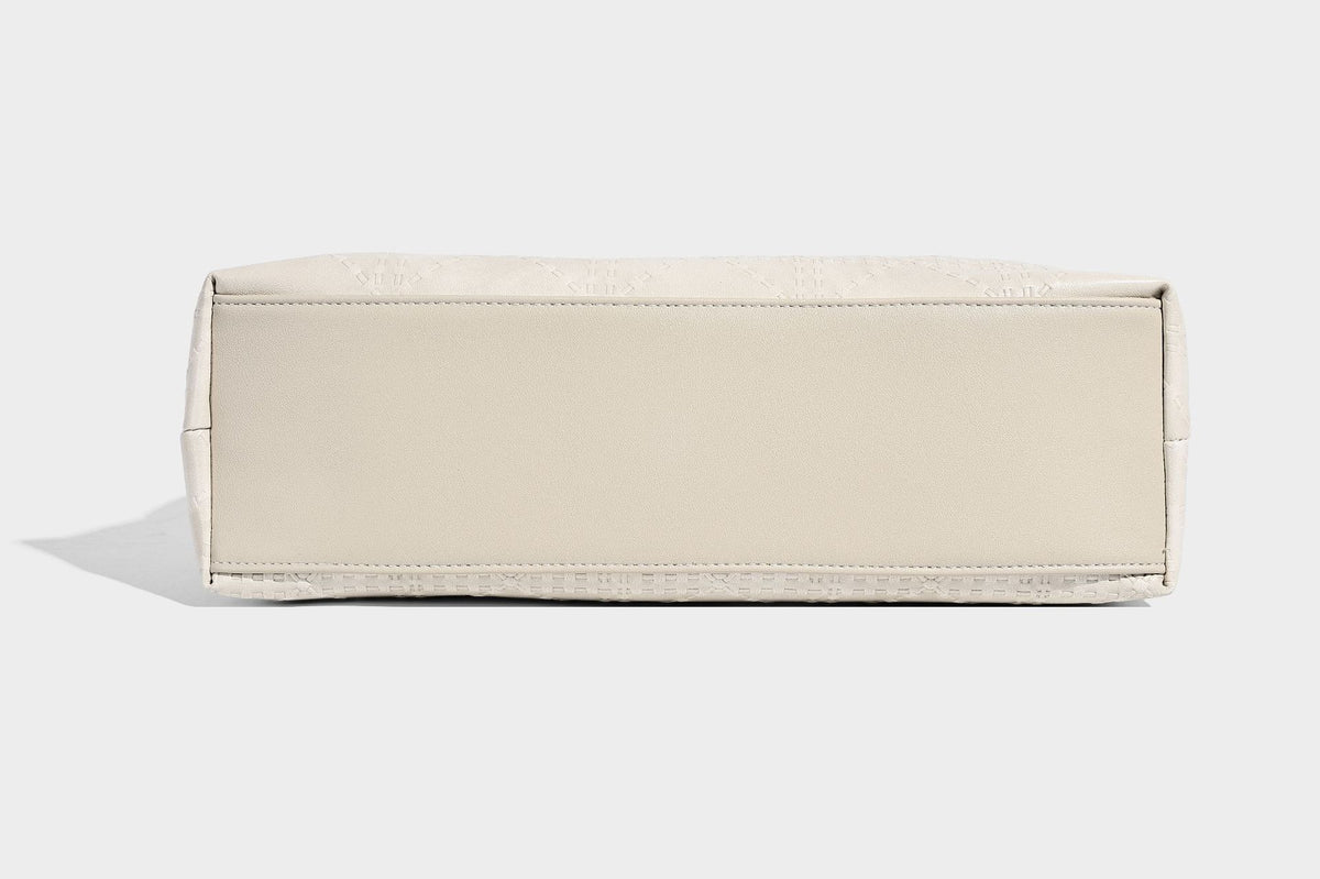 Große Schultertasche in Cremeweiß in Lederoptik mit geprägter Oberfläche, zwei langen Trägern, seitlicher Kordelraffung und abnehmbarem