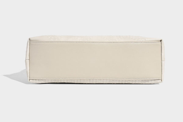 Große Schultertasche in Cremeweiß in Lederoptik mit geprägter Oberfläche, zwei langen Trägern, seitlicher Kordelraffung und abnehmbarem