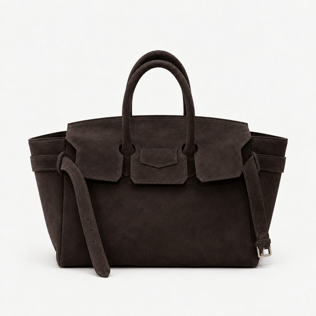 Große strukturierte Trapez-Tote aus mattem, veloursähnlichem Material mit zwei Tragegriffen und Gurt mit Schnallendetail, Detailansicht