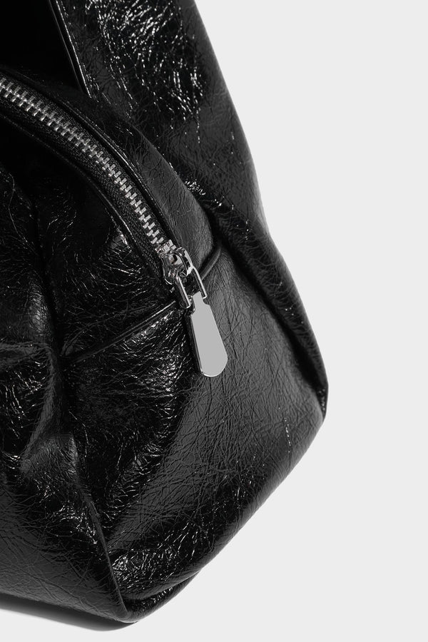 Locker fallende trapezförmige Tote-Schultertasche mit glänzender, geknautschter Lederoptik, zwei Schlaufenhenkeln, Reißverschluss oben und