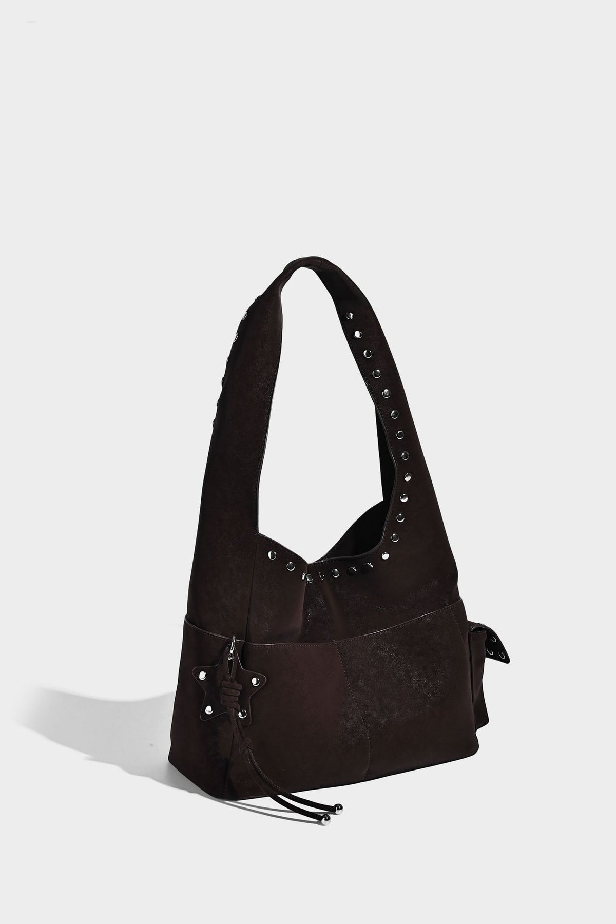 Lässige Hobo-Schultertasche in dunkelbrauner, matter Wildlederoptik mit silberfarbenem, nietenbesetztem Riemen und seitlichem Kordelzug