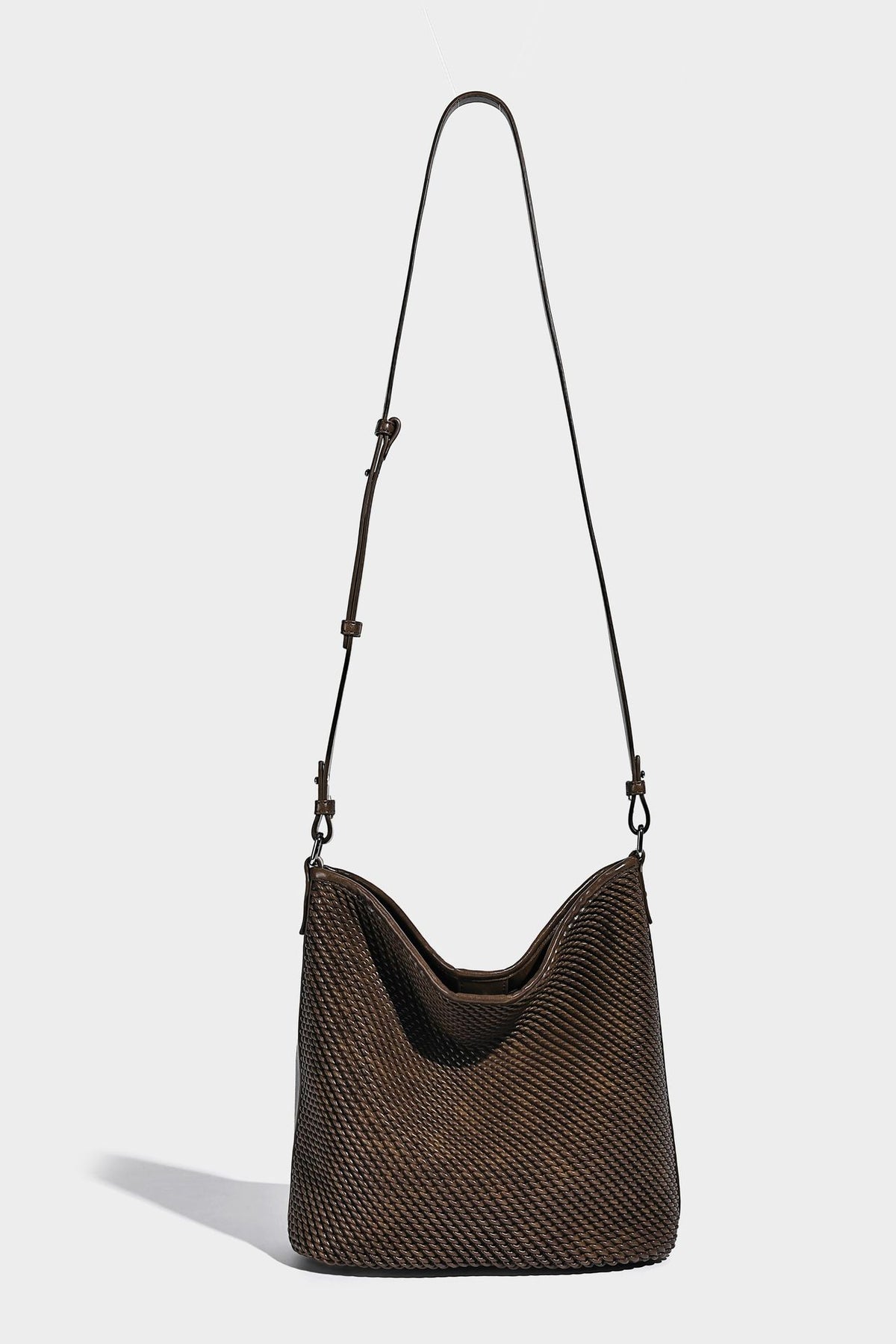 Große, lässig fallende Hobo-Schultertasche in brauner Webstruktur mit kleiner Tasche mit Überschlag und schmalem geknotetem Riemen, Detailansicht 31