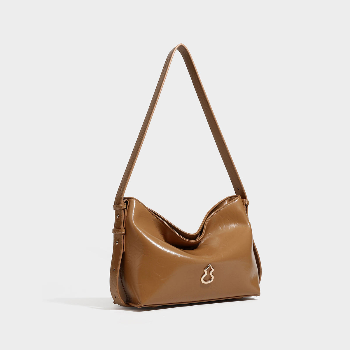 Lässig weich fallende Hobo-Schultertasche mit offenem Oberteil in glänzender Karamell-Lederoptik, goldfarbenen Logo-Beschlägen und langem verstellbarem