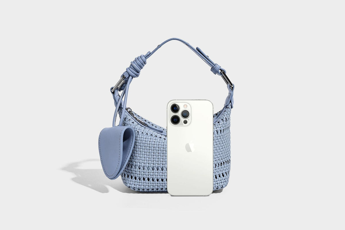 Kleine gewebte Hobo-Schultertasche mit sichelförmiger Silhouette, Reißverschluss oben, silberfarbenen Metallelementen und verstellbarem, Detail