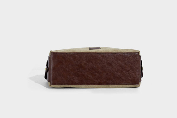 Lässig fallende Hobo-Schultertasche in Khaki aus mattem Material in Wildlederoptik mit dunkelbraunem Besatz in Lederoptik, Quastenanhänger mit Perlen und seitlicher Klappe, Detailansicht