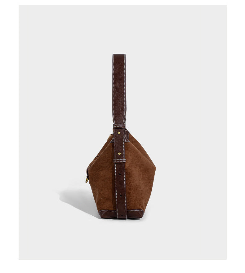 Matte Hobo-Schultertasche in warmem Braun mit dunklem Besatz in Lederoptik, Kontrastnähten, goldfarbenen Metallbeschlägen und