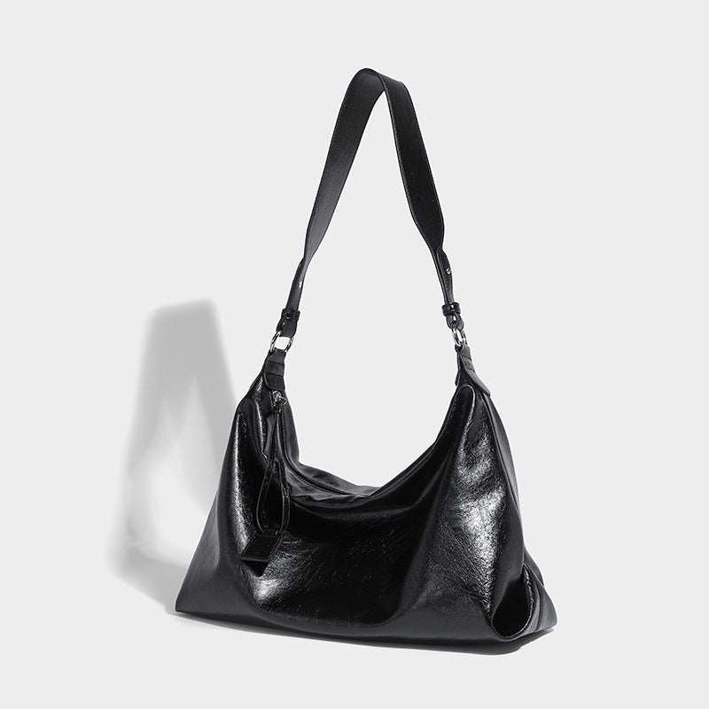 Weich fallende Hobo-Schultertasche mit glänzender, geknautschter Oberfläche, Reißverschluss an der Oberseite und verstellbarem Trageriemen, Vorderansicht