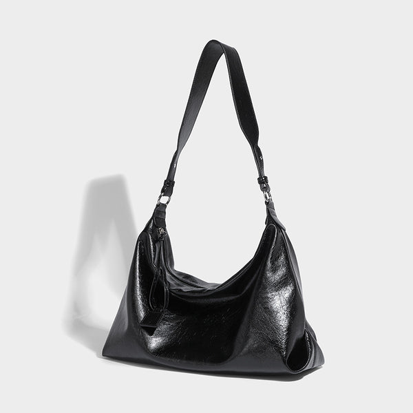 Weich fallende Hobo-Schultertasche mit glänzender, geknautschter Oberfläche, Reißverschluss an der Oberseite und verstellbarem Trageriemen, Vorderansicht