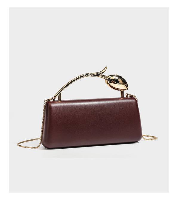 Formstabile, rechteckige Clutch mit Henkel in Rosenknospenform in Goldoptik und abnehmbarem Kettenriemen in Metallic-Optik, Detail