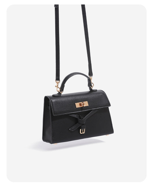 Strukturierte Mini-Henkeltasche mit genarbter matter Oberfläche, goldfarbenem Drehverschluss, Schleifendetail am Riemen und kurzem Tragegriff