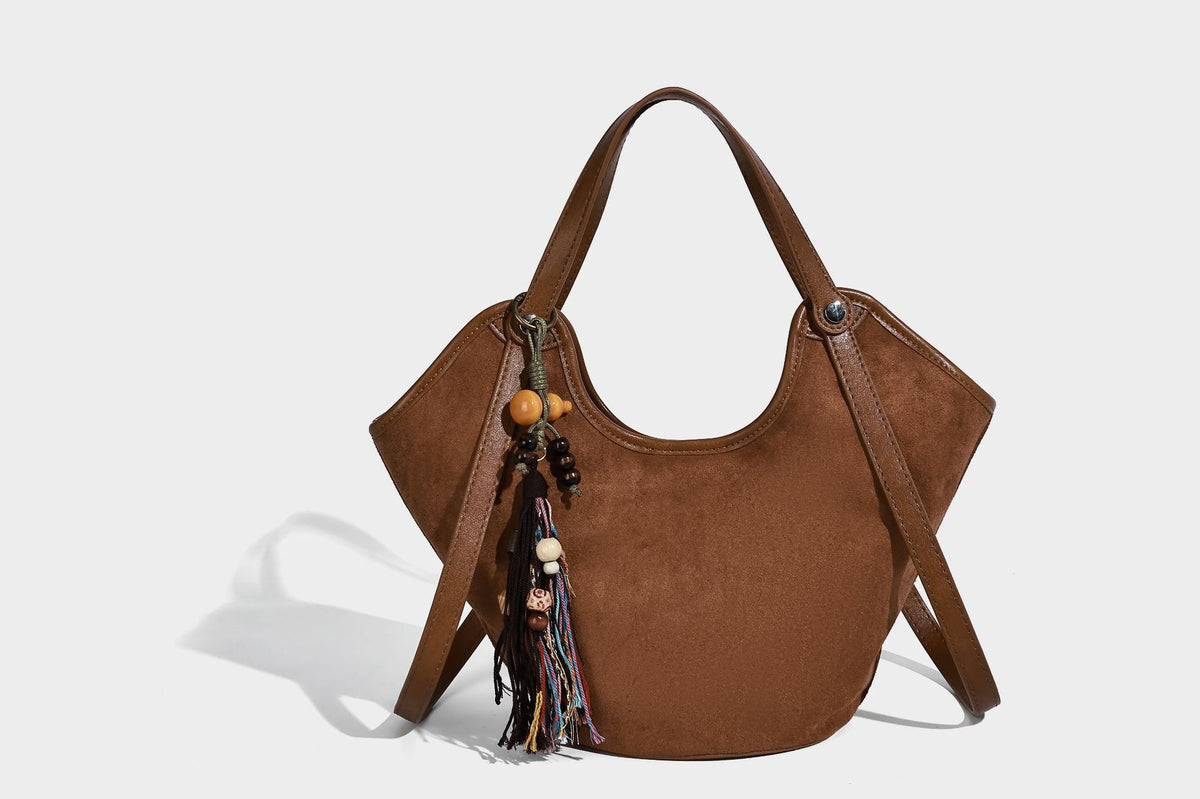 Dunkelbraune matte Hobo-Schultertasche in Velourslederoptik mit geschwungener, oben offener Silhouette, zwei Schulterriemen und abnehmbarem