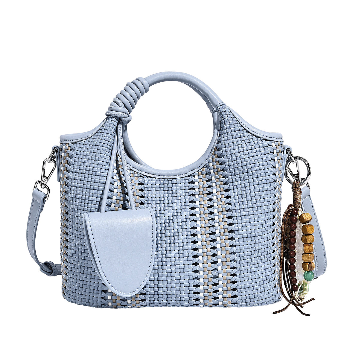 Gewebte Bucket-Tote in Pastellblau mit geflochtenen Henkeln, offenem Frontfach, Perlenanhänger und abnehmbarem Crossbody-Riemen