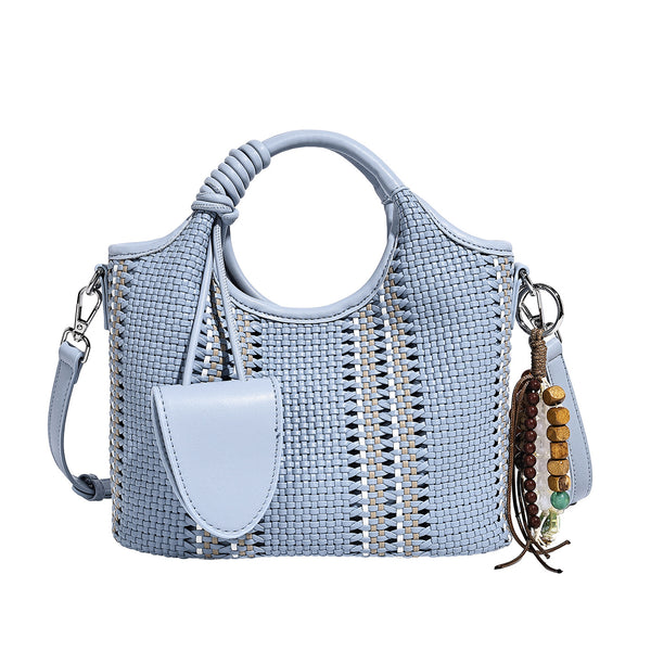 Gewebte Bucket-Tote in Pastellblau mit geflochtenen Henkeln, offenem Frontfach, Perlenanhänger und abnehmbarem Crossbody-Riemen