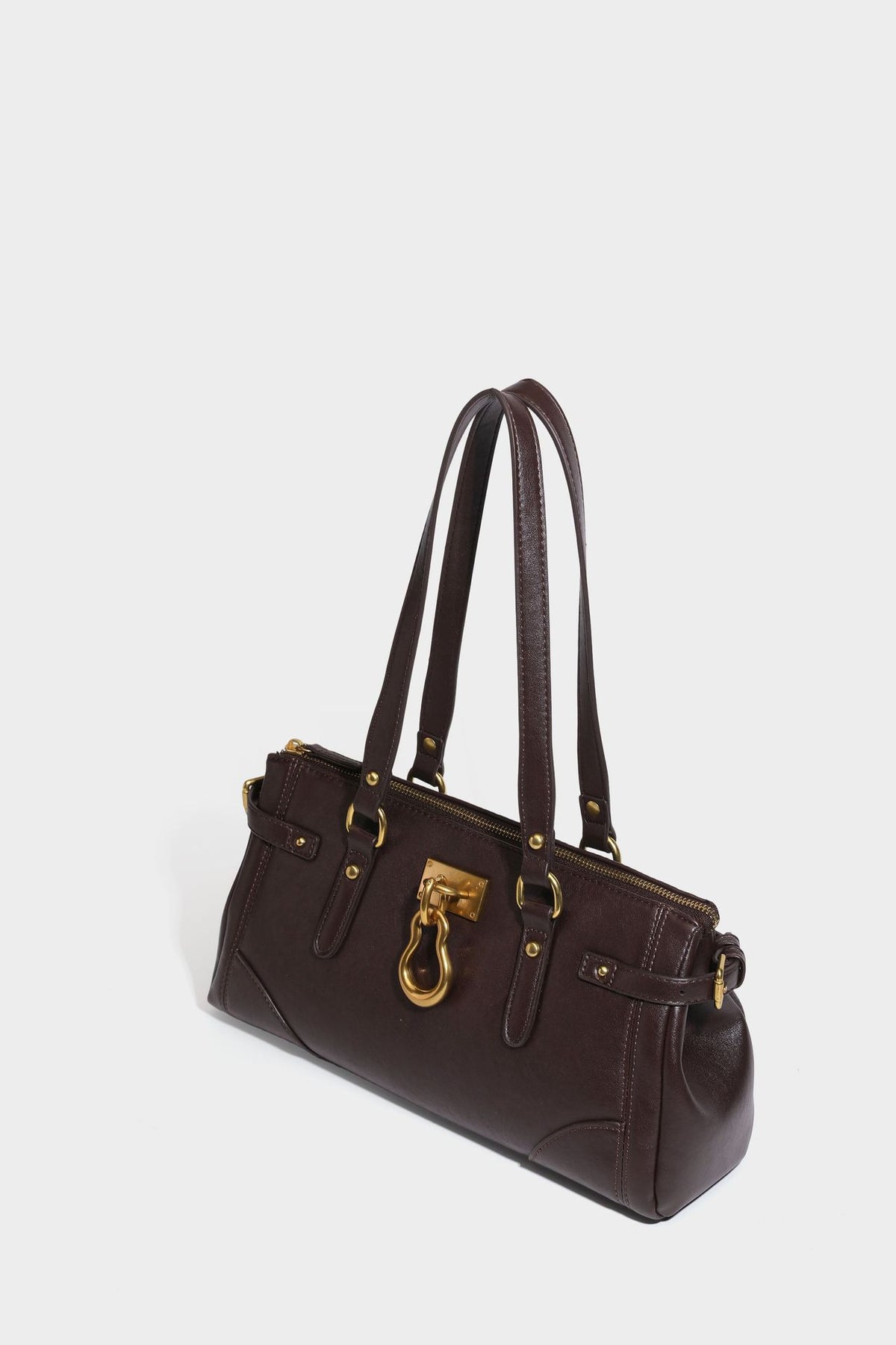 Strukturierte dunkelbraune Satchel-Tote in Lederoptik mit Ringverschluss in Antikgold-Optik, zwei Henkeln und seitlichem Riemen mit Schnalle