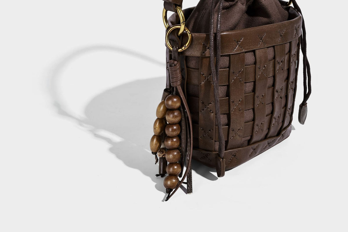 Kleine gewebte Bucket-Bag mit Karomuster-Einsatz, geflochtenem Tragegriff, Kordelzugverschluss, Perlenanhänger und abnehmbarem Schulterriemen