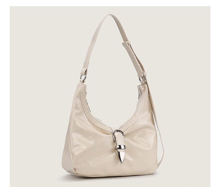 Glänzende Hobo-Schultertasche in Lederoptik mit silberfarbener Schnallenverschluss und verstellbarem Riemen, Detailansicht 10