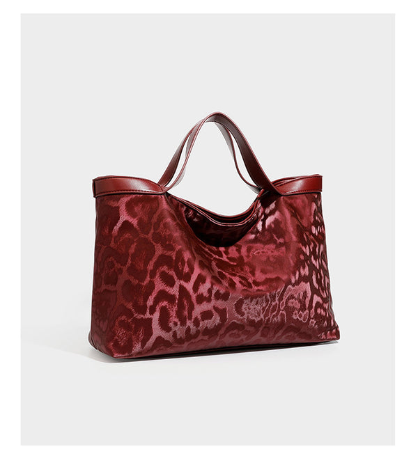 Glänzende Tote-Bag mit Leopardenmuster, dunkelbraunem Besatz in Lederoptik und zwei Tragegriffen, Detailansicht 14