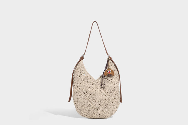 Lässige gehäkelte Hobo-Schultertasche aus Wachsschnur mit verstellbarem Riemen in Lederoptik und Taschenkorpus im offenen Gittermuster, Detailansicht 21