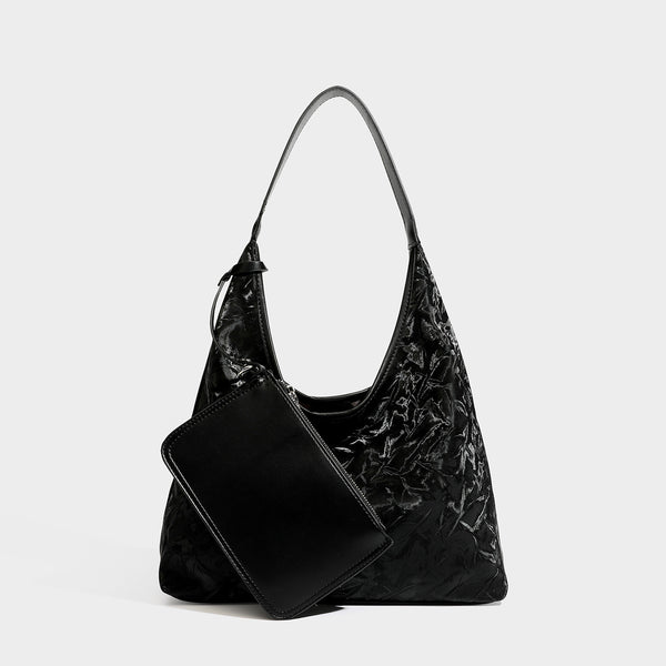 Glänzend geknitterte, weich fallende Hobo-Schultertasche mit glatten Besätzen und einfachem Schulterriemen, Detailansicht 3