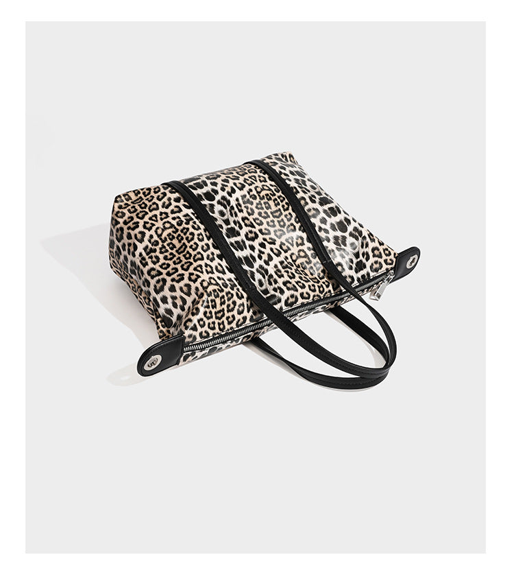 Tote-Bag in glänzender Lederoptik mit Leopardenmuster, schwarzen Besätzen, Reißverschluss oben und zwei Schultergriffen, Detailansicht 13