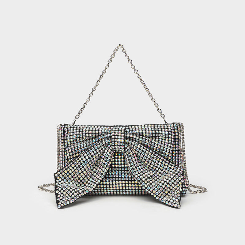 Kleine rechteckige Clutch zum Umhängen mit Schleife, vollständig mit Strasssteinen besetzt, silberfarbenem Kettenriemen, Detailansicht 4