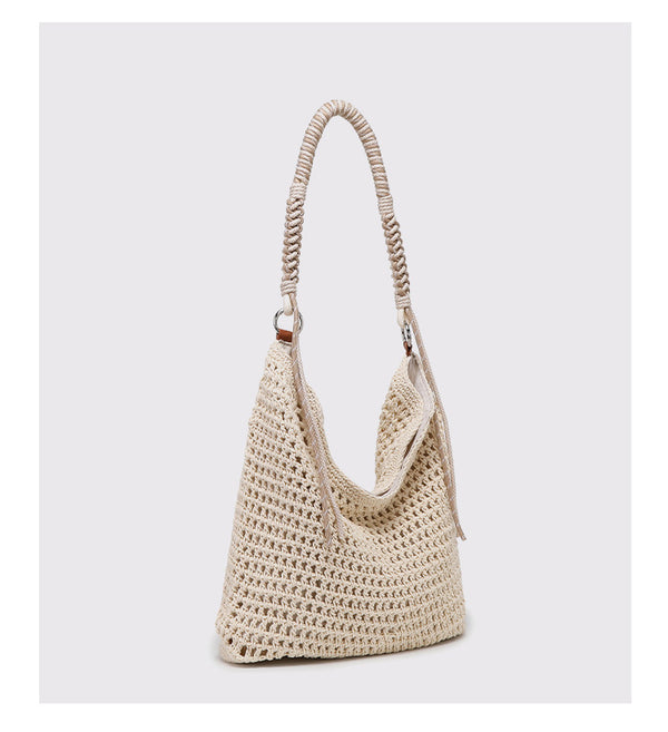 Große cremefarbene Hobo-Schultertasche aus Flechtmaterial mit geflochtenem Kordelriemen und Ringbeschlägen in Silberoptik, Detailansicht 8