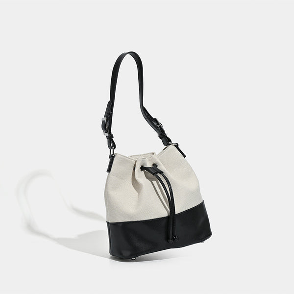 Beigefarbene Bucket-Bag aus Canvas mit Kordelzug, kontrastierendem Unterteil in Lederoptik und verstellbarem Schulterriemen, Detailansicht 3
