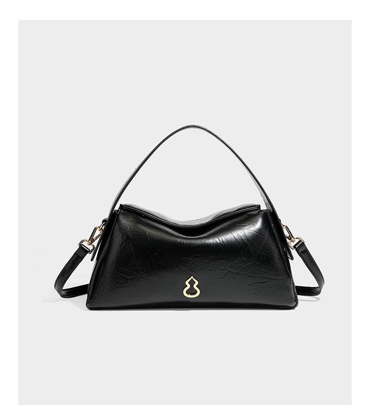Glänzende, geknautschte Trapez-Schultertasche mit Überschlagverschluss, goldfarbenen Logo-Beschlägen, Tragegriff und abnehmbarem, verstellbarem Schulterriemen