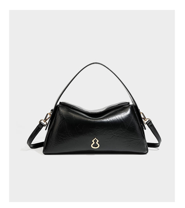 Glänzende, geknautschte Trapez-Schultertasche mit Überschlagverschluss, goldfarbenen Logo-Beschlägen, Tragegriff und abnehmbarem, verstellbarem Schulterriemen