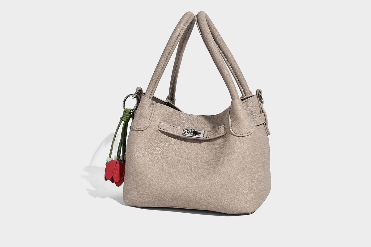 Kleine, strukturierte Tote-Bag mit genarbter Oberfläche, silberfarbenem Drehverschluss, zwei Tragegriffen, abnehmbarem Schulterriemen und