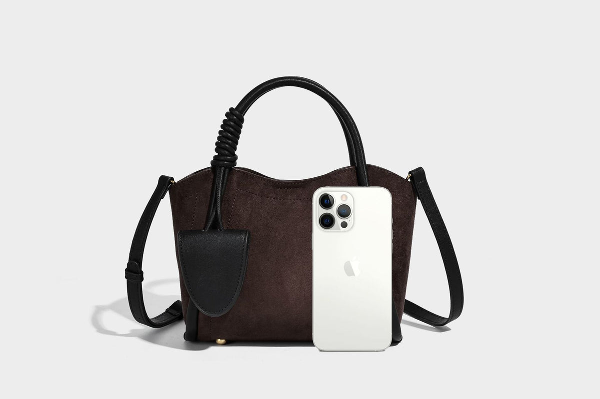 Kleine, strukturierte Tote-Bag mit offenem Design in Dunkelbraun und matter Wildlederoptik, mit schwarzen geknoteten Tragegriffen und befestigtem Front