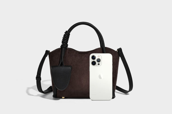 Kleine, strukturierte Tote-Bag mit offenem Design in Dunkelbraun und matter Wildlederoptik, mit schwarzen geknoteten Tragegriffen und befestigtem Front
