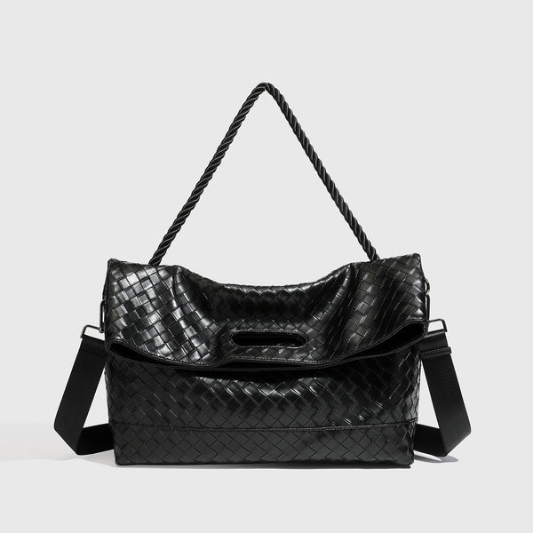 Große schwarze Schultertasche in geflochtener Lederoptik mit geflochtenem Tragegriff, Überschlagverschluss und verstellbarem Crossbody-Riemen, Detailansicht