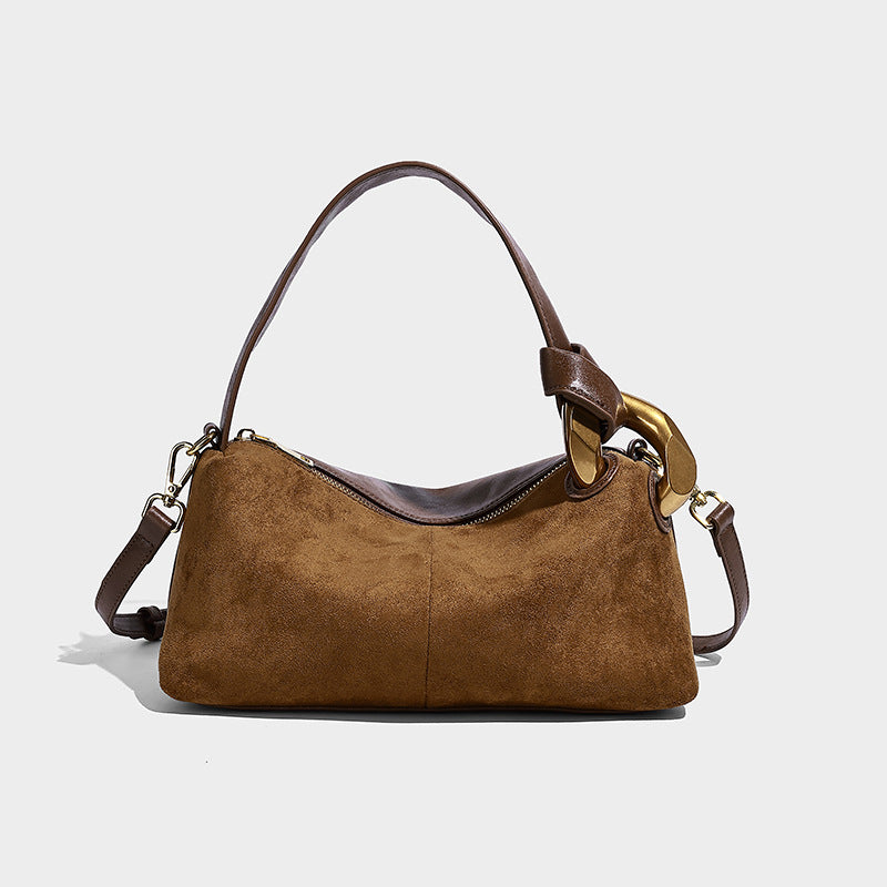Kompakte Boston-Schultertasche in warmer, brauner Veloursleder-Optik mit glattem dunkelbraunem Besatz, übergroßem goldfarbenem Ringbeschlag und Reißverschluss oben