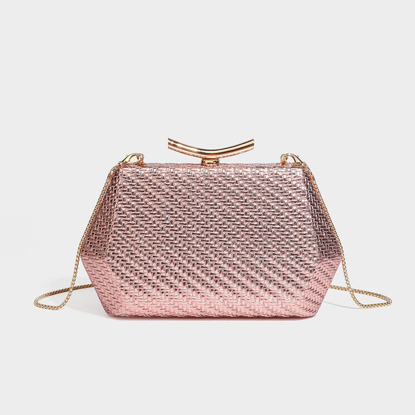 Kleine strukturierte Clutch aus metallisch schimmerndem Flechtmaterial mit goldfarbenem Bügelverschluss und abnehmbarem Kettenriemen, Detailansicht 3