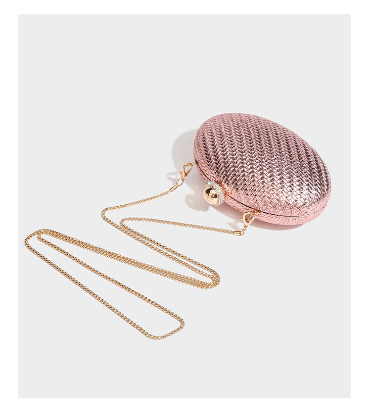 Kleine, ovale, metallisch gewebte Clutch mit juwelenbesetztem Bügelverschluss in Goldoptik und abnehmbarem Kettenriemen, Detailansicht 10