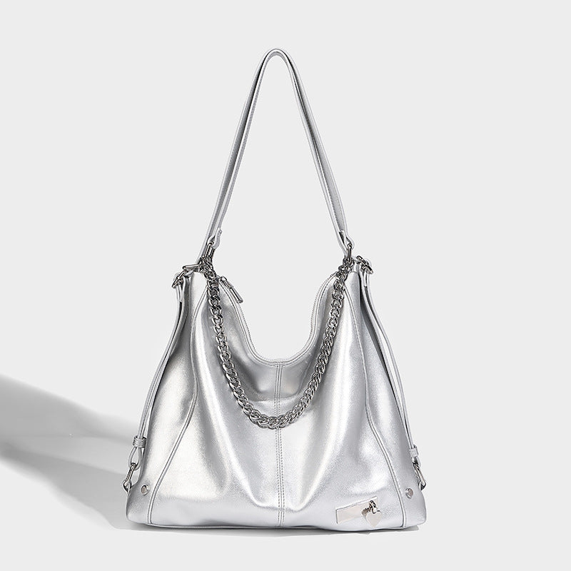 Glänzend schwarze, weich fallende Hobo-Tote-Bag mit silberfarbenem Kettenelement, Reißverschluss oben und langen Schulterriemen, Detailansicht 7