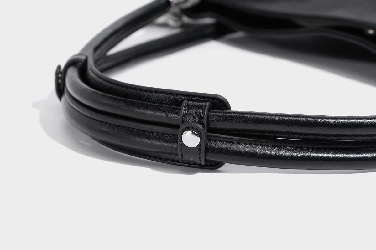 Glänzende Tote-Bag in schwarzer Lederoptik mit zwei runden Tragegriffen und silberfarbenen Beschlägen, Detailansicht 22