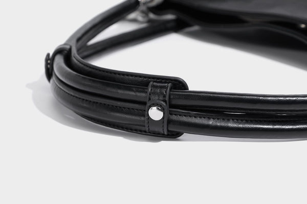 Glänzende Tote-Bag in schwarzer Lederoptik mit zwei runden Tragegriffen und silberfarbenen Beschlägen, Detailansicht 22