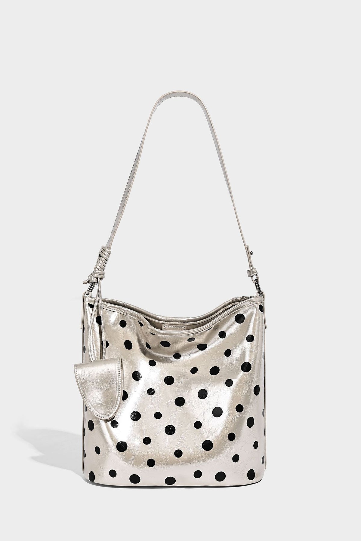 Glänzende Bucket-Bag mit schwarz-weißem Tupfenmuster, langem verstellbarem Riemen und Kordelzugverschluss, Detailansicht 9