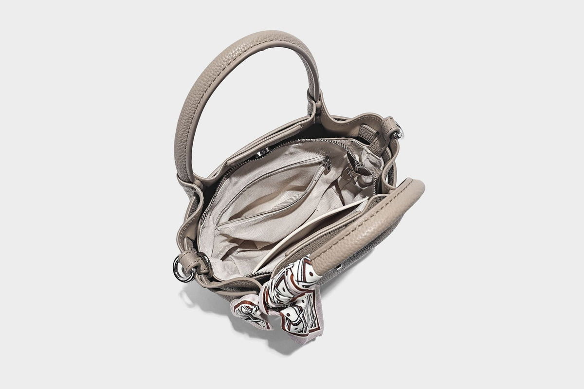 Kleine strukturierte Henkeltasche mit genarbter Oberfläche in Taupe, zwei Tragegriffen, bedrucktem Schalband, Drehverschluss an der Vorderseite und, Detail