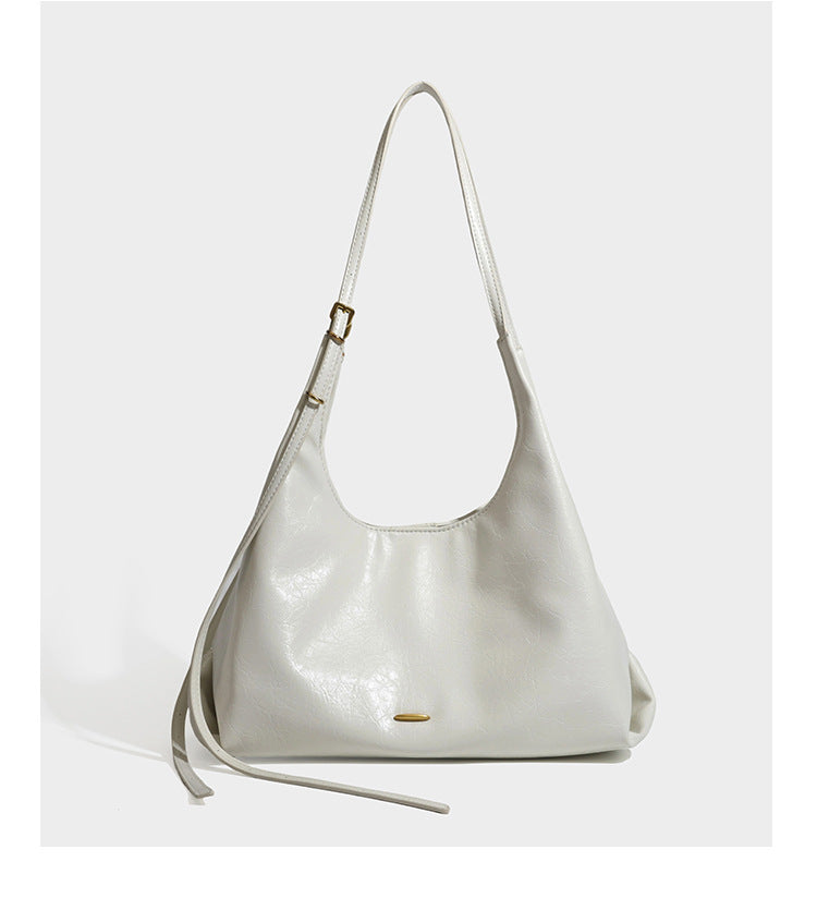 Lässige Hobo-Schultertasche mit offenem Oberteil in glänzender, geknautschter dunkelbrauner Lederoptik mit schmalem verstellbarem Riemen und goldfarbenem