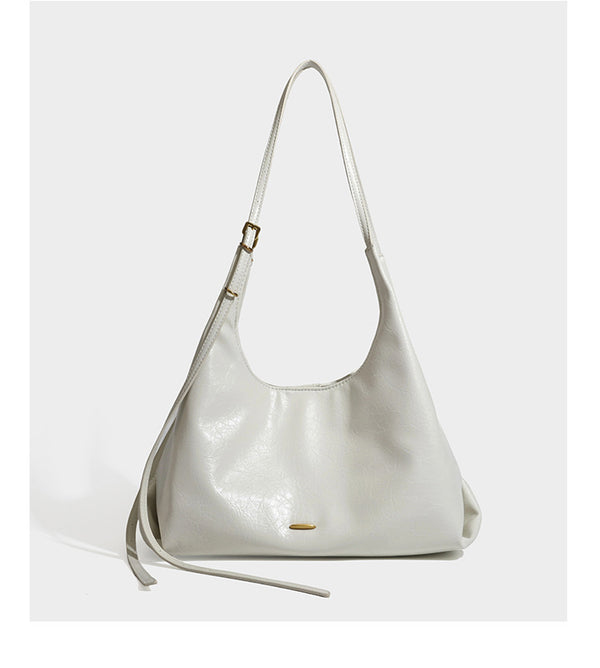Lässige Hobo-Schultertasche mit offenem Oberteil in glänzender, geknautschter dunkelbrauner Lederoptik mit schmalem verstellbarem Riemen und goldfarbenem